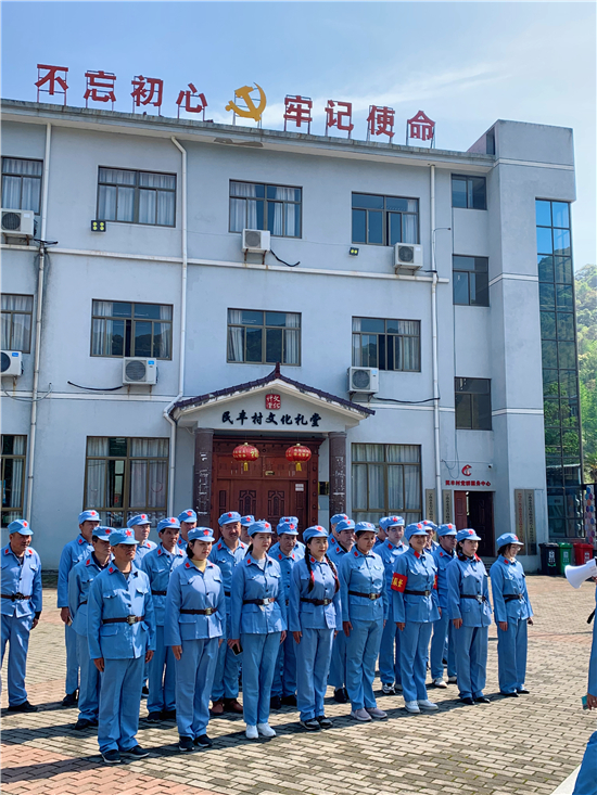 北侖區(qū)春曉街道民豐村開展游客“憶苦思甜學(xué)黨史”教育活動.jpg