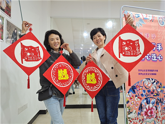 北侖區(qū)春曉街道洋沙山社區(qū)：建黨百年憶初心，紅船剪紙寄深情.jpg