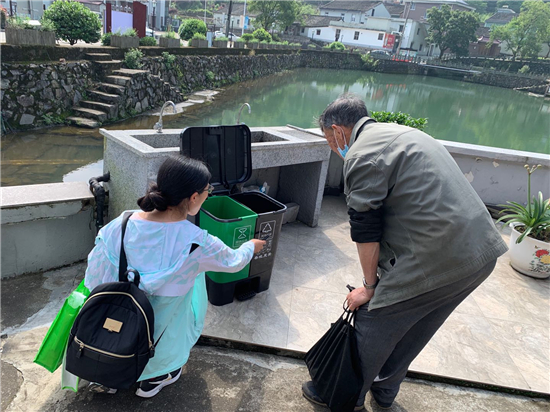 北侖區(qū)春曉街道民豐村開展垃圾分類進(jìn)家門宣傳教育活動(dòng).jpg