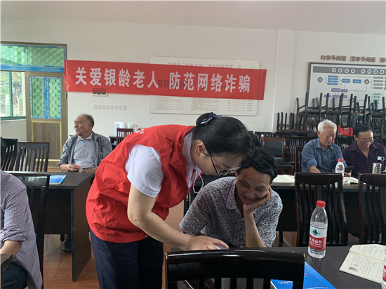 北侖區(qū)春曉街道昆亭村：關(guān)愛銀齡老人，防范網(wǎng)絡(luò)詐騙.jpg