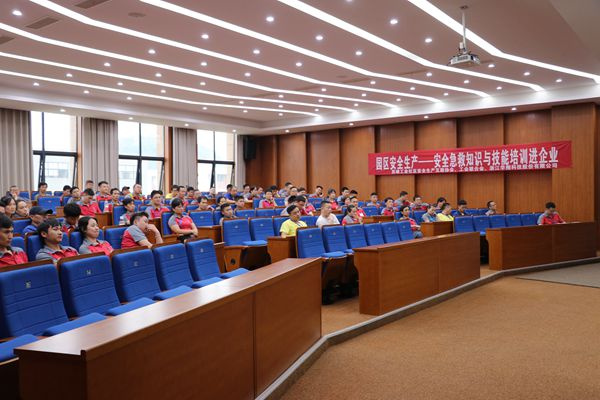 安全急救知識(shí)培訓(xùn)進(jìn)華朔企業(yè) (2).jpg