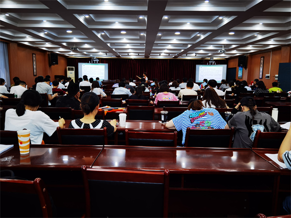 北侖區(qū)聯(lián)誼會舉辦北侖區(qū)民辦培訓(xùn)機(jī)構(gòu)教師資格證考前培訓(xùn).jpg