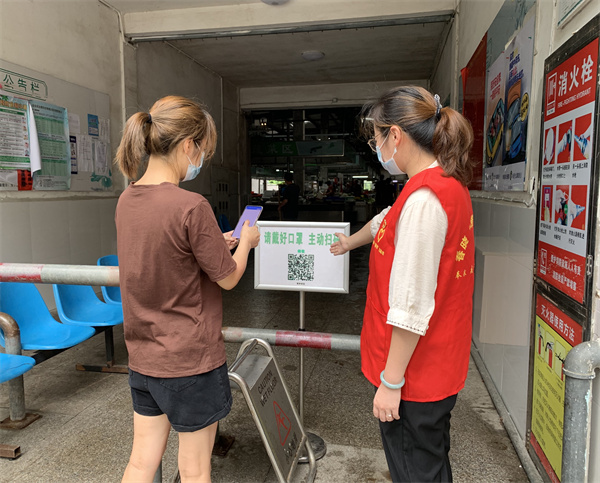 北侖區(qū)春曉成校社區(qū)教育服務(wù)志愿者為疫情防控添磚加瓦(2).jpg