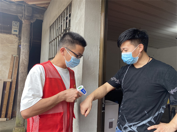 北侖區(qū)春曉街道慈岙社區(qū)：盯緊重點(diǎn)人員筑牢疫情防控安全線.jpg