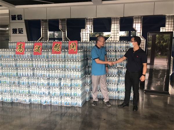 北侖區(qū)春曉街道昆亭社區(qū)開展“高溫送清涼”慰問活動(dòng).jpg
