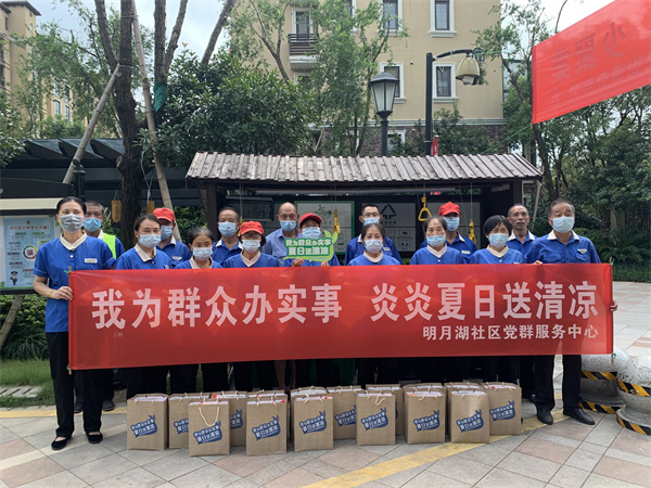 北侖區(qū)春曉街道明月湖社區(qū)慰問酷暑中堅守崗位的垃圾分類督導員.jpg