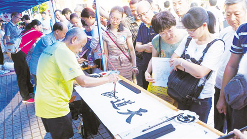 老年大學(xué)的學(xué)員展示他們的書法成果。.jpg
