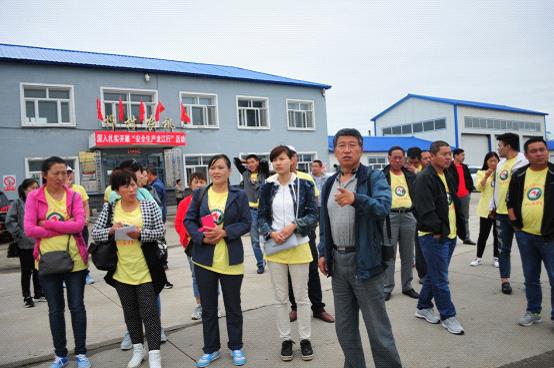 學(xué)員參觀國(guó)家級(jí)農(nóng)民專業(yè)合作社示范社——孫吳縣樺林現(xiàn)代農(nóng)機(jī)專業(yè)合作社.jpg