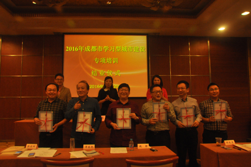 小組長代表學(xué)員們領(lǐng)取結(jié)業(yè)證書。.jpg