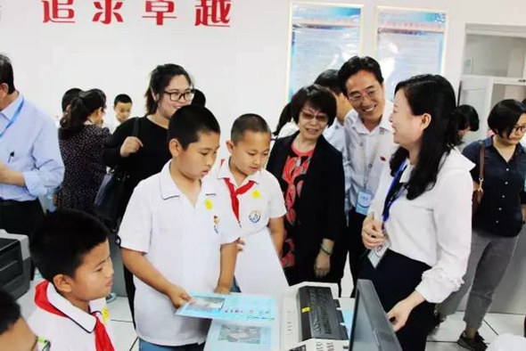 觀摩小學(xué)生職業(yè)體驗(yàn)課程。.jpg