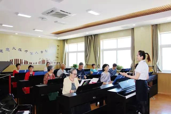 社區(qū)教育中心老年學(xué)員的鋼琴課程。.jpg