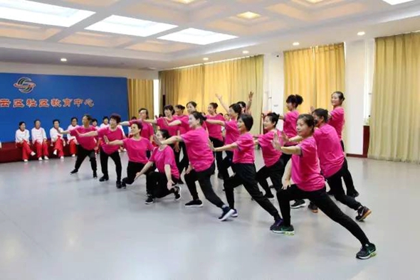 社區(qū)教育中心學(xué)員的廣場(chǎng)舞表演。.jpg
