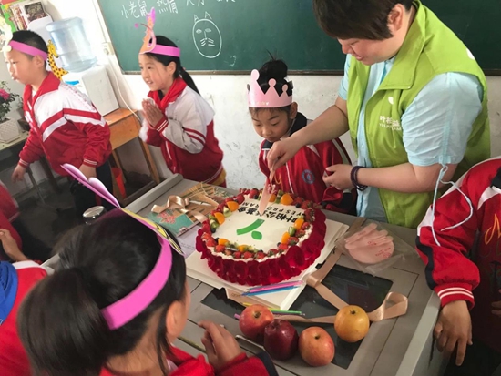 (葉柏公益與河南平橋中山小學(xué)的孩子共同慶祝葉柏公益四周年).jpg