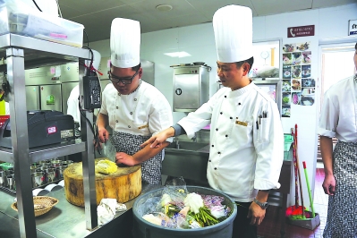 創(chuàng)元酒店里，龍華職專學(xué)生在導(dǎo)師指導(dǎo)下進(jìn)行實訓(xùn)。.jpg
