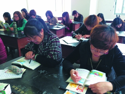 龍?zhí)镦?zhèn)婦女在該鎮(zhèn)文技校學(xué)習(xí)文化。.jpg