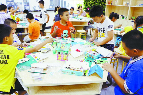 孩子們在村里社區(qū)書院科普工作室制作建筑模型。.jpg