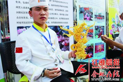   小伙子展示精彩刀工，這得益于職業(yè)教育.jpg
