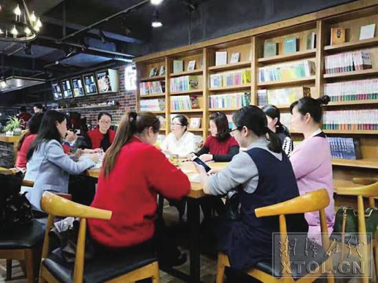 “湖光湘語”讀寫同盟體成員集體學習.jpg