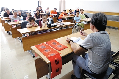 　孩子們和家長一起聽老師講傳統(tǒng)禮儀。.jpg