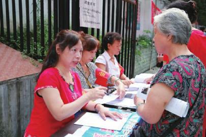 社區(qū)教育學(xué)校教師正在解答居民疑問(wèn)。.jpg