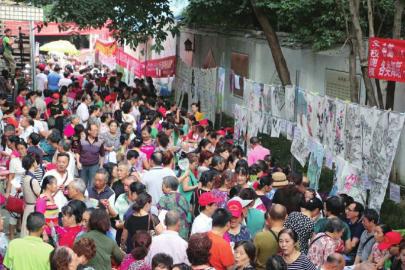 社區(qū)教育學(xué)校報(bào)名現(xiàn)場(chǎng)十分火爆。.jpg