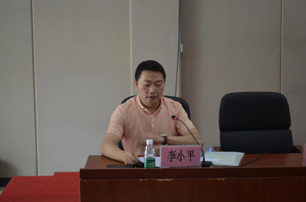 李小平副主任展開專題匯報(bào).jpg
