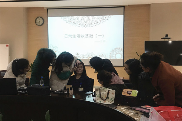 美麗妝容妝點(diǎn)自信人生.jpg
